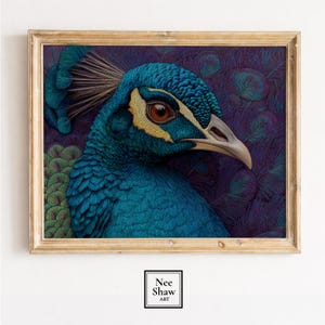 Może przedstawiać: Oprawiony wydruk przedstawiający szczegółową ilustrację głowy i szyi pawia. Paw ma żywe niebieskie pióra, brązowe oko oraz żółte i złote akcenty. Tło jest w głębokim fiolecie z detalami piór. Rama jest w jasnobrązowym kolorze.