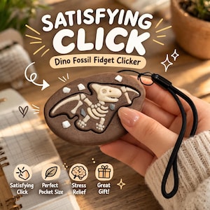 Peut inclure: Un Dino Fossil Fidget Clicker marron avec un cordon noir. Le clicker pr&eacute;sente un design de squelette de dinosaure avec le texte "SATISFYING CLICK" et des ic&ocirc;nes pour "Satisfying Click", "Perfect Pocket Size", "Stress Relief", et "Great Gift!"