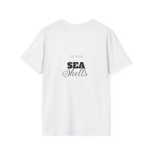 Peut inclure: T-shirt blanc avec l'inscription noire "SEA Shells" et "Est. 2026" au-dessus. Le t-shirt est en matière souple, adapté au port décontracté. Le design est simple et élégant, idéal pour un usage quotidien.