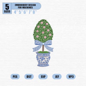 Könnte beinhalten: Ein Stickdesign für Maschinen mit einem Buchsbaum in einem blau-weißen Topf. Der Baum hat grüne Blätter, rosa Blüten und eine blaue Schleife. Erhältlich in 5 Größen: 10.16cm, 12.7cm, 15.24cm, 17.78cm und 20.32cm.