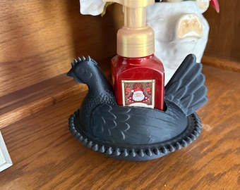 Dispensador de jabón con forma de pollo impreso en 3D para decoración de cocina de estilo rústico.
