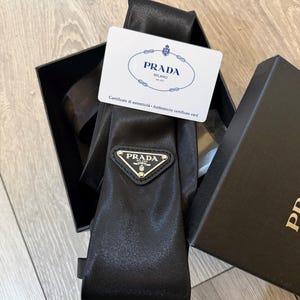 Svart slips i siden från Prad