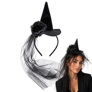 Peut inclure: Un serre-tête chapeau de sorcière noir avec une forme conique pointue, un large bord et une grande rose en tissu noir fixée sur le côté. Un long voile en tulle noir transparent pend de la base du chapeau, monté sur un serre-tête noir fin.