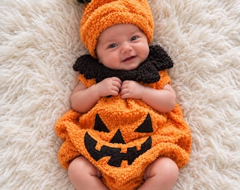 Könnte beinhalten: Ein strukturiertes, kürbisförmiges Baby-Outfit in Orange mit passender Mütze inklusive grüner Blätter, einem schwarzen Rüschenkragen und einer schwarzen Filz-Applikation eines Kürbisgesichts auf der Vorderseite aus weichem Material.