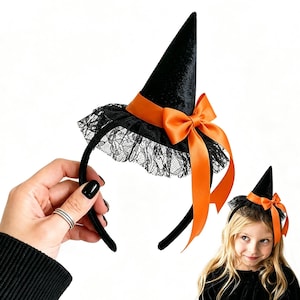 Peut inclure: Un serre-tête chapeau de sorcière en velours noir orné d'un large ruban en satin orange noué en nœud à la base. Le chapeau est agrémenté d'une bordure en dentelle noire autour du rebord, fixé sur un serre-tête noir fin pour le maintien.