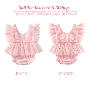 Puede incluir: Dos peleles rosas para reci&eacute;n nacidos con detalles de encaje y tul, uno etiquetado como "BACK" y el otro como "FRONT". El texto en la parte superior dice "Suit For Newborn 0-30days" y "SET INCLUDED: NEWBORN ROMPER/HEADBAND".