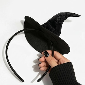 Tiara Mini Chapéu de Bruxa em Veludo Preto – Acessório para Fantasia de Halloween