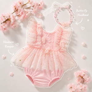 Puede incluir: Un body rosa para reci&eacute;n nacidos con una falda de tul en capas y detalles de mariposas. Tambi&eacute;n se incluye una diadema de mariposa a juego. El conjunto est&aacute; decorado con purpurina dorada y rodeado de flores rosas.