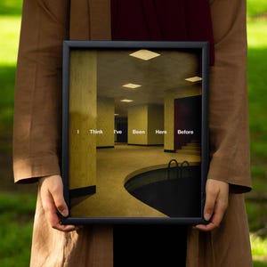 Dreamcore Liminal Space affischtryck, nostalgisk väggkonst, surrealistisk digital nedladdning, retro minimal utskrivbar rumsdekor, nästan hemma