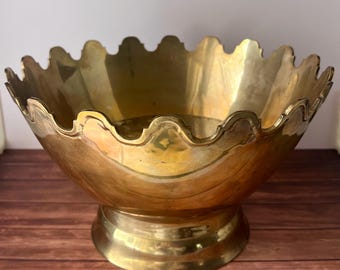 Bol de pedestal de latón macizo vintage con borde festoneado, centro de mesa estilo Hollywood Regency