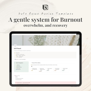 Op de afbeelding: Een digitale tablet toont een Notion-sjabloon met de titel "Soft Reset". Het scherm toont een systeem voor burn-out, overbelasting en herstel. De sjabloon bevat secties voor energiecontroles, snelle navigatie en een recente winstgalerij. De achtergrond is zacht beige.