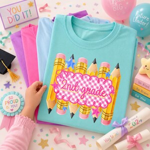 Camiseta personalizada para niños para la vuelta al cole, camiseta personalizada para el primer día de clase, conjunto para alumnos de primaria, regalo para profesores, diseño retro de crayones coloridos.