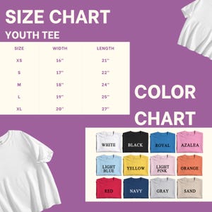 Puede incluir: Una tabla de tallas para camisetas juveniles con medidas de ancho y largo en pulgadas para las tallas XS a XL, junto con una carta de colores que muestra doce opciones de color, incluyendo blanco, negro, royal, azalea, azul claro, amarillo, rosa, naranja, rojo, marino, gris y arena.