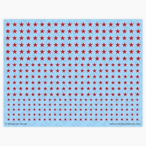 Könnte beinhalten: Ein Bogen mit roten Sternaufklebern auf hellblauem Hintergrund. Die Sterne sind gleichmäßig verteilt und bedecken die gesamte Oberfläche. Der Text "Miniature Decals" und "www.miniaturedecals.com" ist unten sichtbar.