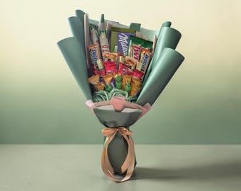Mazzo di fiori, cioccolato, dolci, idee regalo, regalo per uomo, compleanno, amore, indulgenza, bouquet, regali di laurea