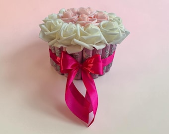 Pastel de chocolate, cumpleaños, amor, rosas rosas y blancas, ideas para regalos, regalo, chocolate, dulces, Día de la Madre, pastel de chocolate