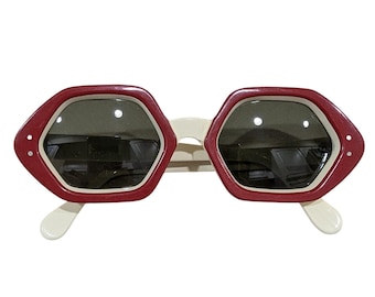Gafas de sol hexagonales vintage, color rojo crema, geométricas, modernas, estilo retro ecléctico.