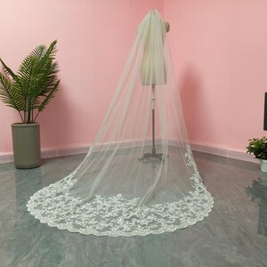 Velo de novia catedral de encaje floral, velo de novia de una sola capa con apliques de encaje, elegante velo de tul suave blanco/marfil con peineta.