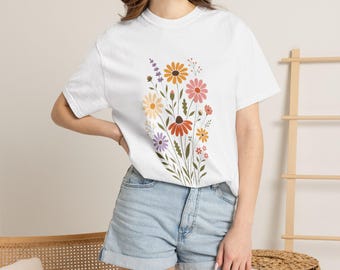 レトロな野花ブーケシャツ、70年代ボヘミアン風フローラルグラフィックTシャツ、ミニマリストコテージコアTシャツ