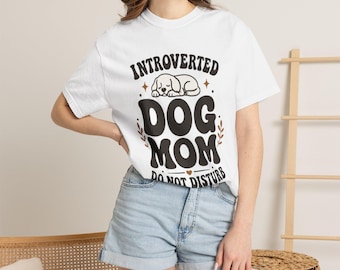 内向的な犬好きママのための「邪魔しないで」Tシャツ｜眠っている子犬のグラフィックTシャツ