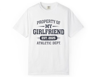 私のガールフレンドの所有物 EST 2025 運動部 Tシャツ