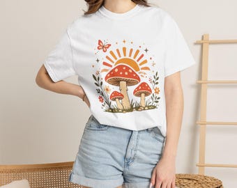 レトロな70年代風キノコの森のグラフィックTシャツ、ボヘミアンコテージコア風ワイルドフラワーサンシャツ