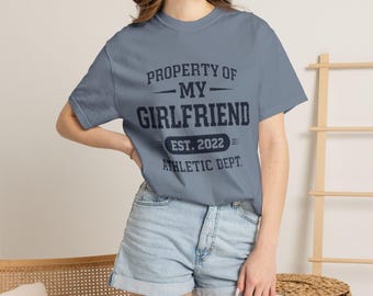 私のガールフレンドの所有物 EST 2022 バーシティ Tシャツ、彼氏へのギフト Tシャツ