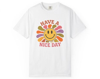 レトロなスマイリーフェイスのサンバーストシャツ、70年代風のグルーヴィーなボヘミアングラフィックTシャツ