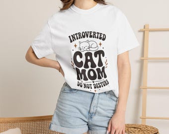 内向的な猫好きママ「邪魔しないで」Tシャツ｜猫好きTシャツ