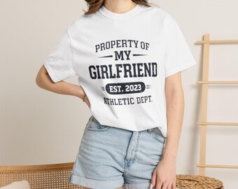 私のガールフレンドの所有物 EST 2023 バーシティ Tシャツ、カップル向けギフト