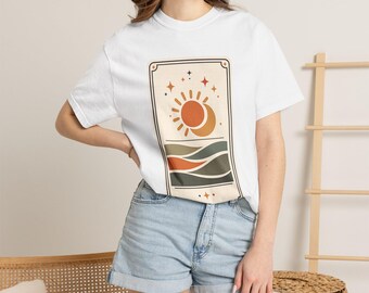 ボヘミアン風タロットカード柄の太陽と月のシャツ、ミニマルな天体グラフィックTシャツ、レトロな70年代スタイル