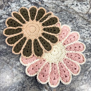 かぎ針編みの花柄鍋敷き｜手作りのコットン鍋敷き｜ファームハウス風キッチン装飾｜花柄の鍋つかみ｜ニュートラルカラーのキッチン｜手作りギフト