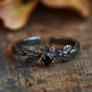 Anel ajustável com pedra preta | Folha prateada escura | Estilo minimalista gótico botânico