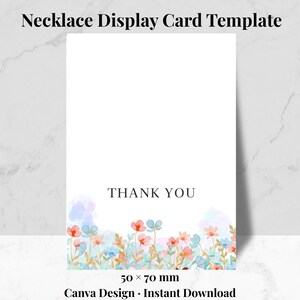 以下が含まれることがあります： 上部に「Necklace Display Card Template」というテキストが入った白いネックレスディスプレイカードテンプレート。カードの下部には、中央に「THANK YOU」という言葉が入った花の水彩デザインがあります。カードのサイズは5 x 7 cmです。