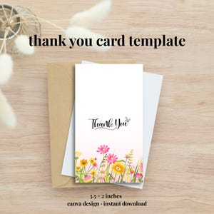 Puede incluir: Una plantilla de tarjeta de agradecimiento con el texto "Thank You" en escritura elegante, con un diseño floral con flores rosas, amarillas y naranjas. La tarjeta mide 8,9 x 5,1 cm y está sobre una superficie de madera. El texto "thank you card template" está en la parte superior.