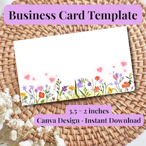 以下が含まれることがあります： 黒いハンドルと「But First, Coffee」のテキストが黒い太字で書かれた白いセラミックマグ。マグは白い表面にあります。