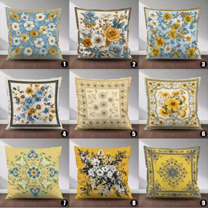 Può includere: Nove cuscini decorativi con motivi floreali. I cuscini presentano vari schemi di colori, tra cui blu, giallo e crema, con dettagliati disegni botanici. Ogni cuscino ha una diversa disposizione floreale, alcuni con bordi.