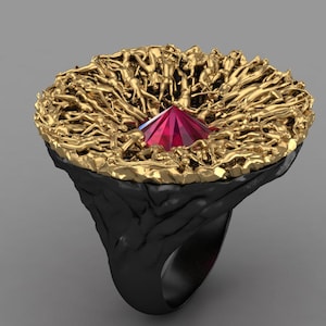 Peut inclure: Une bague dotée d'un anneau noir mat à la surface texturée rappelant la roche. Le sommet de la bague est une plateforme circulaire dorée recouverte de nombreuses petites figurines humaines sculptées entourant une pierre rouge facettée.