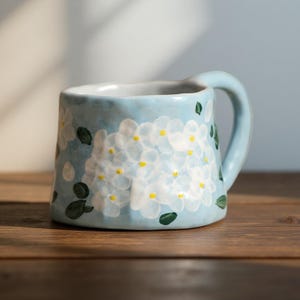 Caneca de cerâmica artesanal com hortênsias, charmosa xícara de café estilo cottagecore, xícara de chá floral pintada à mão, presente de aniversário exclusivo para ela.