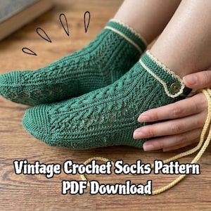 Könnte beinhalten: Grüne Häkelstrümpfe mit Vintage-Design. Die Socken haben ein detailliertes Lochmuster und eine cremefarbene Bordüre. Der Text "Vintage Crochet Socks Pattern PDF Download" wird unten im Bild angezeigt.