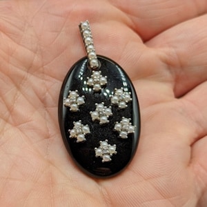 Saatperle 18K WG Vintage Onyx Anhänger mit Diamanten Setting Blumenmuster - Handgemacht Hand geschnitzt - Besetzt mit Diamanten und Keshi Perlen