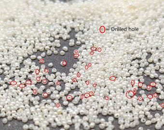 Las perlas más pequeñas del mundo: perlas blancas sueltas, totalmente perforadas, de 0,7 mm a 1,2 mm. Súper pequeñas, perfectas para trabajos de reparación.