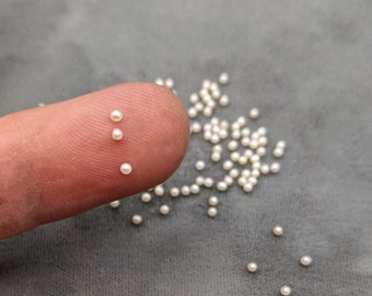 Perlas diminutas de color blanco roto (1,5 mm-1,6 mm): perlas sueltas sin perforar, para reparación de joyas, redondas a semiredondas.