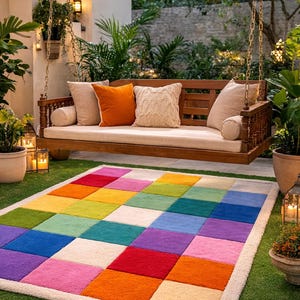 Puede incluir: Una escena al aire libre con un columpio de madera, cojines y almohadas beiges. Una alfombra rectangular vibrante con un diseño de patchwork de varios colores se encuentra sobre la hierba verde. Luces de cadena y linternas iluminan la escena.