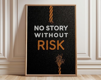 Op de afbeelding: Een ingelijste print met de tekst "NO STORY WITHOUT RISK" in wit en oranje op een zwarte, getextureerde achtergrond. Het kunstwerk bevat een gestileerd touwontwerp in oranje, wat de visuele aantrekkingskracht verhoogt.