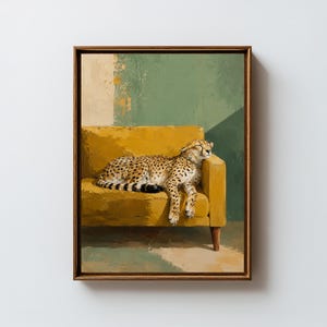 Puede incluir: Una impresión artística enmarcada representa un guepardo descansando en un sofá amarillo. El guepardo tiene un pelaje manchado y está acostado con los ojos cerrados. El fondo presenta tonos verdes y beige, creando una escena serena y artística.