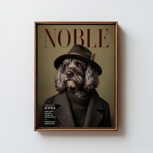 Può includere: Stampa incorniciata con un cane vestito con cappotto scuro, dolcevita e cappello con piuma. La parola "NOBLE" è in alto, con il testo "LEGACY IS STYLE" sotto. Il ritratto ha un'estetica vintage.