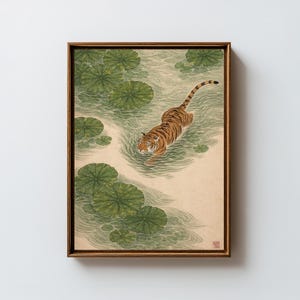 Puede incluir: Impresi&oacute;n art&iacute;stica enmarcada que representa un tigre en un estanque con nen&uacute;fares. El tigre tiene rayas naranjas y negras y camina por el agua. Los nen&uacute;fares son verdes y el agua tiene un tono verde claro.