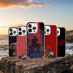 Puede incluir: Una colección de fundas para teléfonos con el personaje de Marvel Comics, Deadpool. Las fundas muestran varias ilustraciones de Deadpool en poses y escenas de acción, con combinaciones de colores rojo, negro y blanco. Las fundas se exhiben sobre una formación rocosa.
