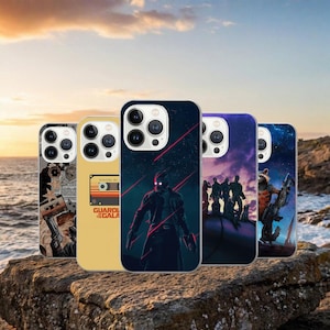 Puede incluir: Un juego de tres tazas de cerámica con un acabado moteado y mate. Cada taza presenta un color diferente: azul claro, crema y gris. Las tazas tienen un diseño simple y moderno y un asa cómoda.